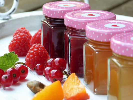 Zelfgemaakte jam in glazen potten