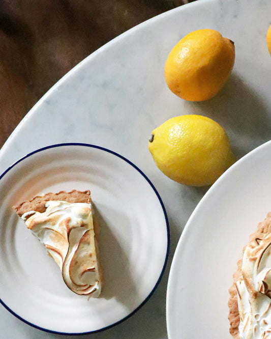 Zelfgemaakte lemoncurd en meringue dessert