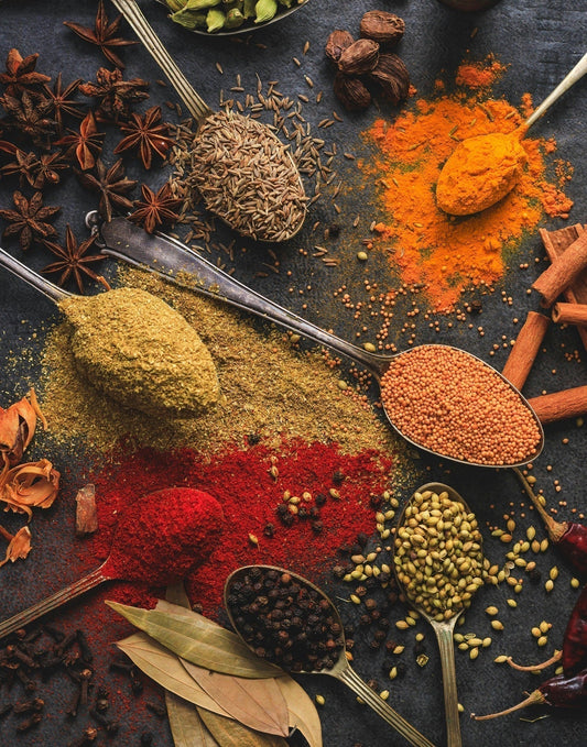 Georganiseerde kruiden in potten voor de keuke